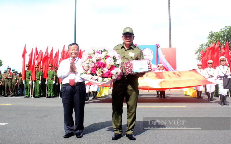Phó Chủ tịch T.Ư Hội Nông dân Việt Nam dự lễ ra mắt lực lượng tham gia bảo vệ an ninh trật tự cơ sở- Ảnh 10.