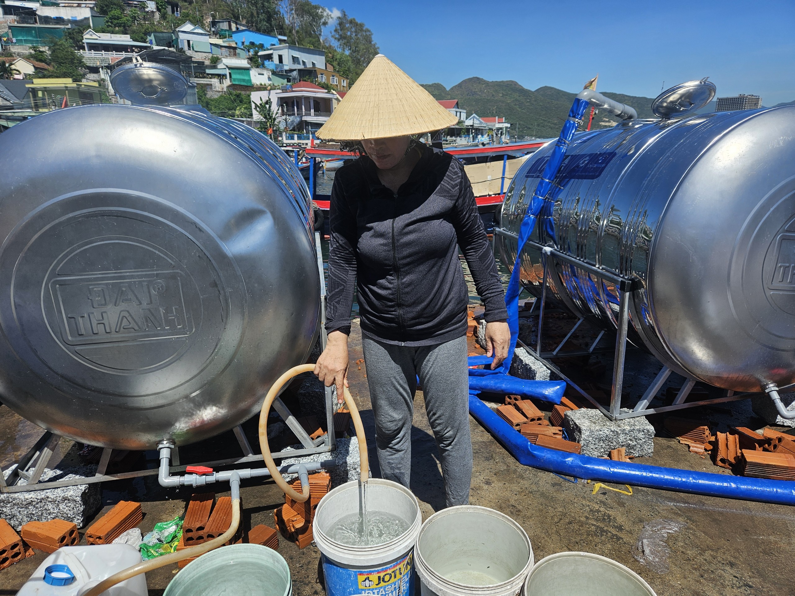 Vỡ đường ống nước sạch trên đảo ở Nha Trang: Công ty cấp thoát nước Khánh Hòa nói gì về thời gian khắc phục?- Ảnh 1.