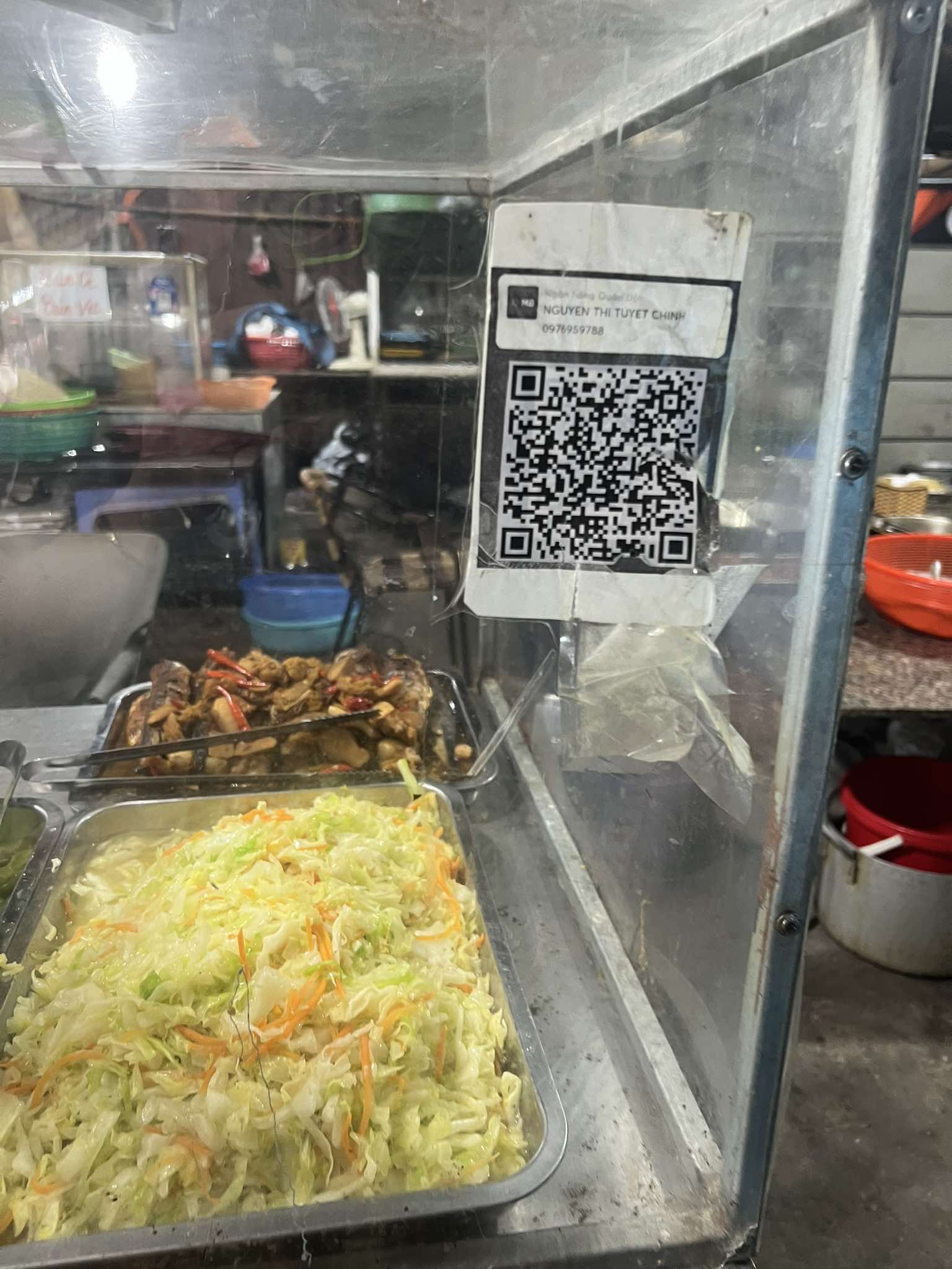 Cảnh giác với thủ đoạn gián đè mã QR code khác lên để lấy tiền- Ảnh 1.