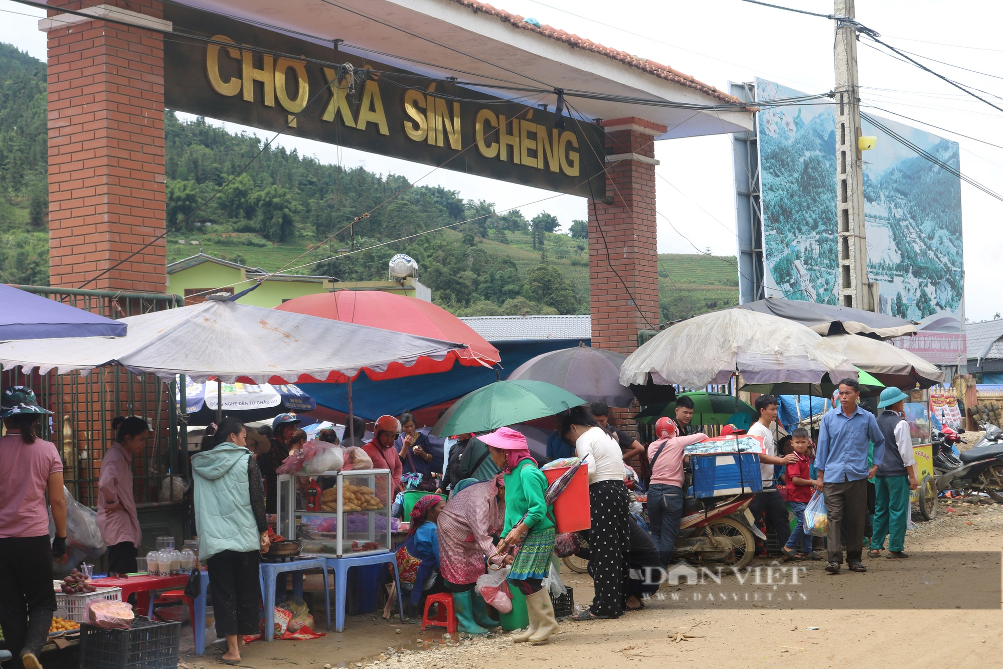 Vô một chợ phiên ở Lào Cai thấy cái chổi bó bằng cây mía, chim họa mi hót líu lo, rau rừng la liệt- Ảnh 3.