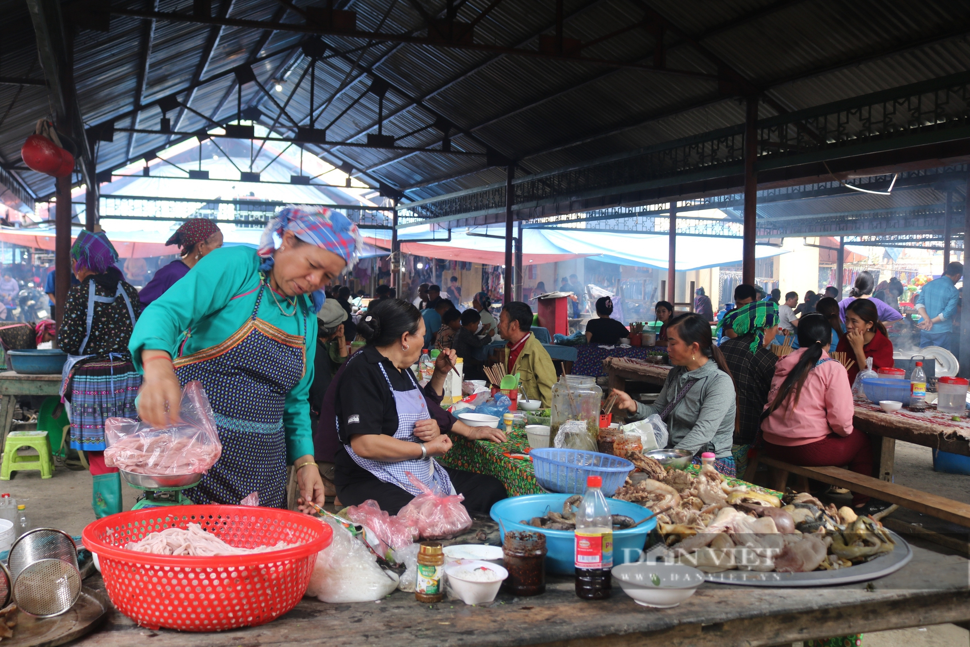 Vô một chợ phiên ở Lào Cai thấy cái chổi bó bằng cây mía, chim họa mi hót líu lo, rau rừng la liệt- Ảnh 17.