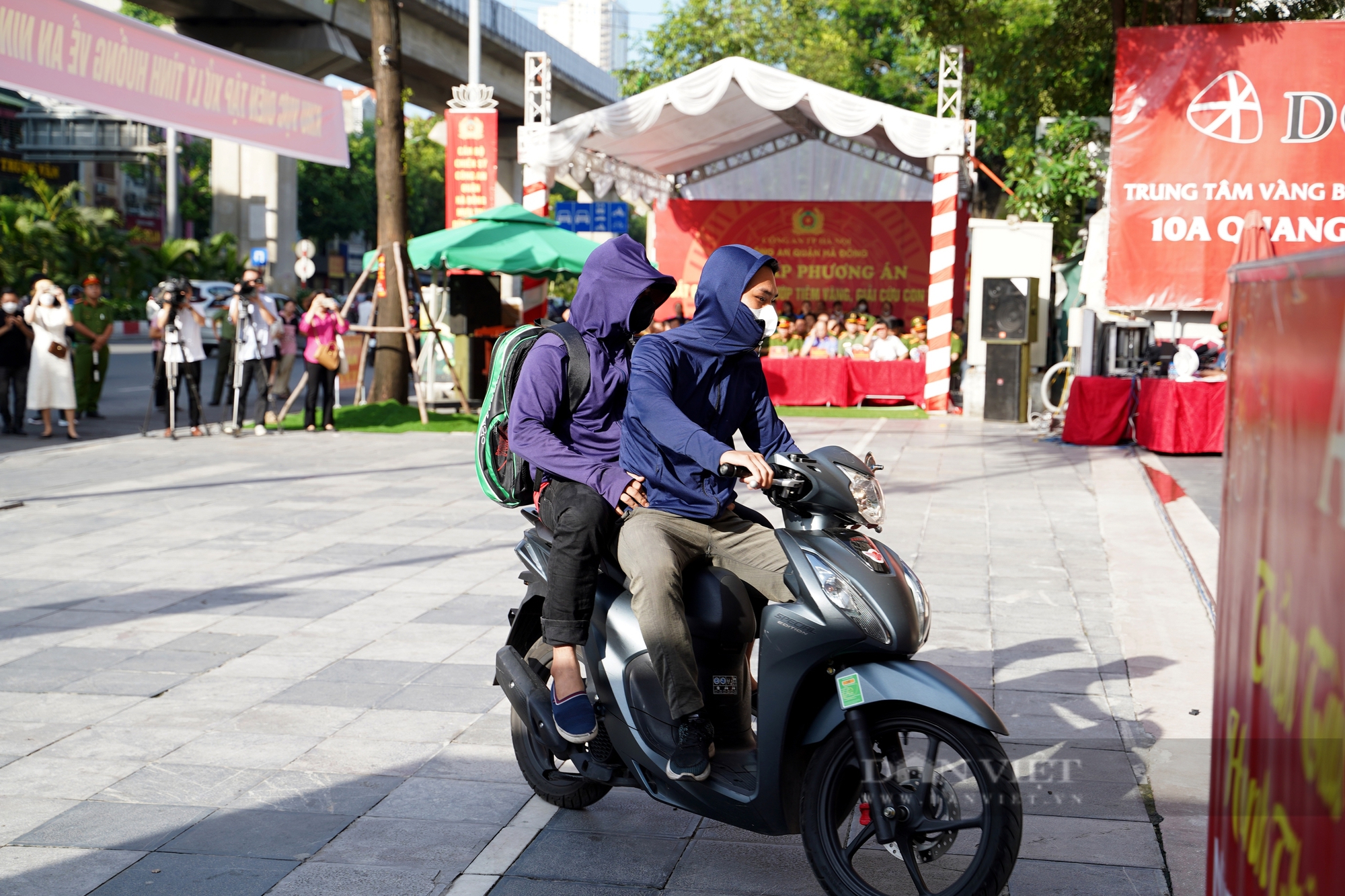 Hình ảnh "đánh án" giả định với đối tượng cướp tiệm vàng, khống chế con tin ở Hà Nội- Ảnh 2.