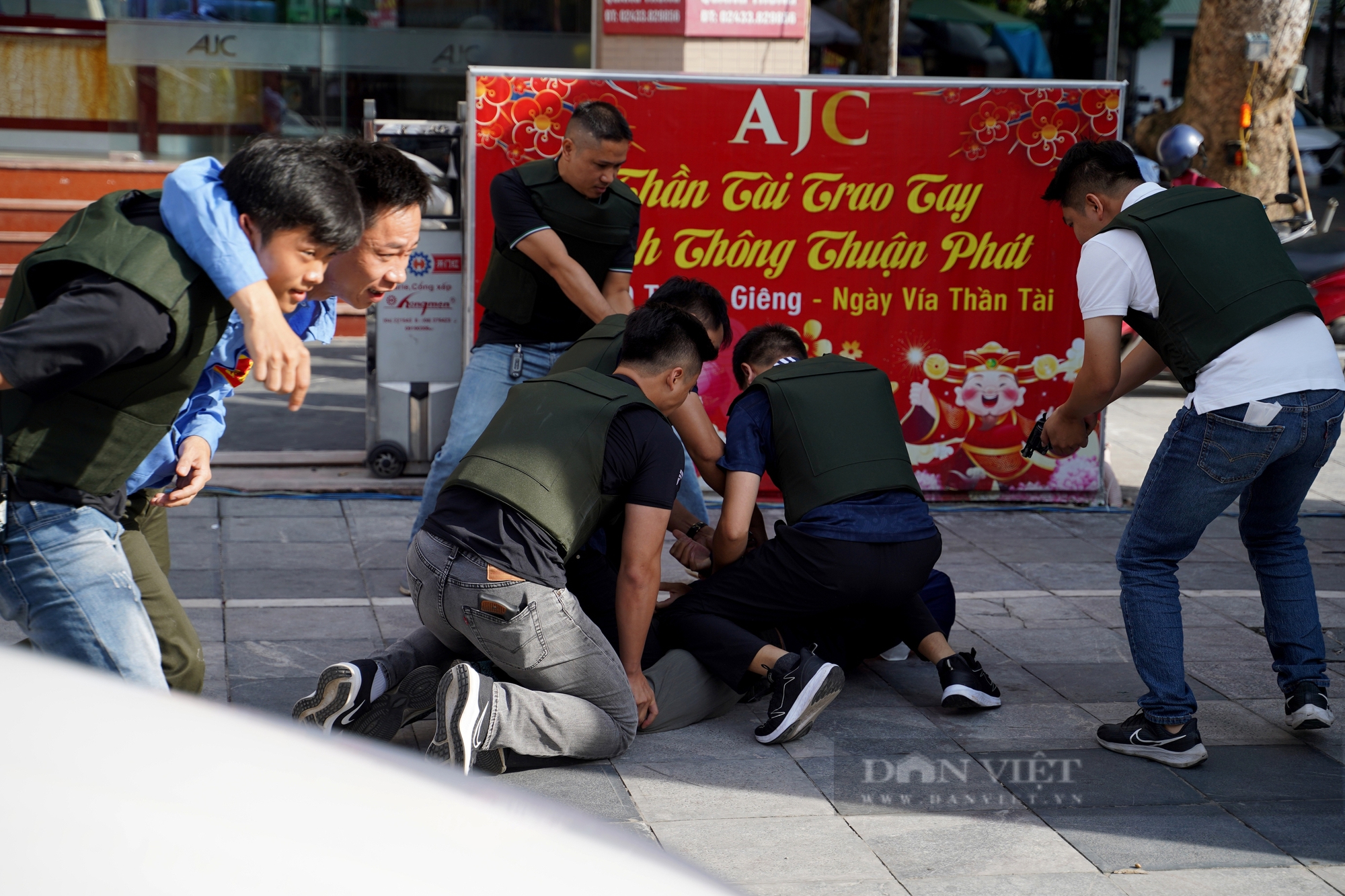 Hình ảnh "đánh án" giả định với đối tượng cướp tiệm vàng, khống chế con tin ở Hà Nội- Ảnh 15.