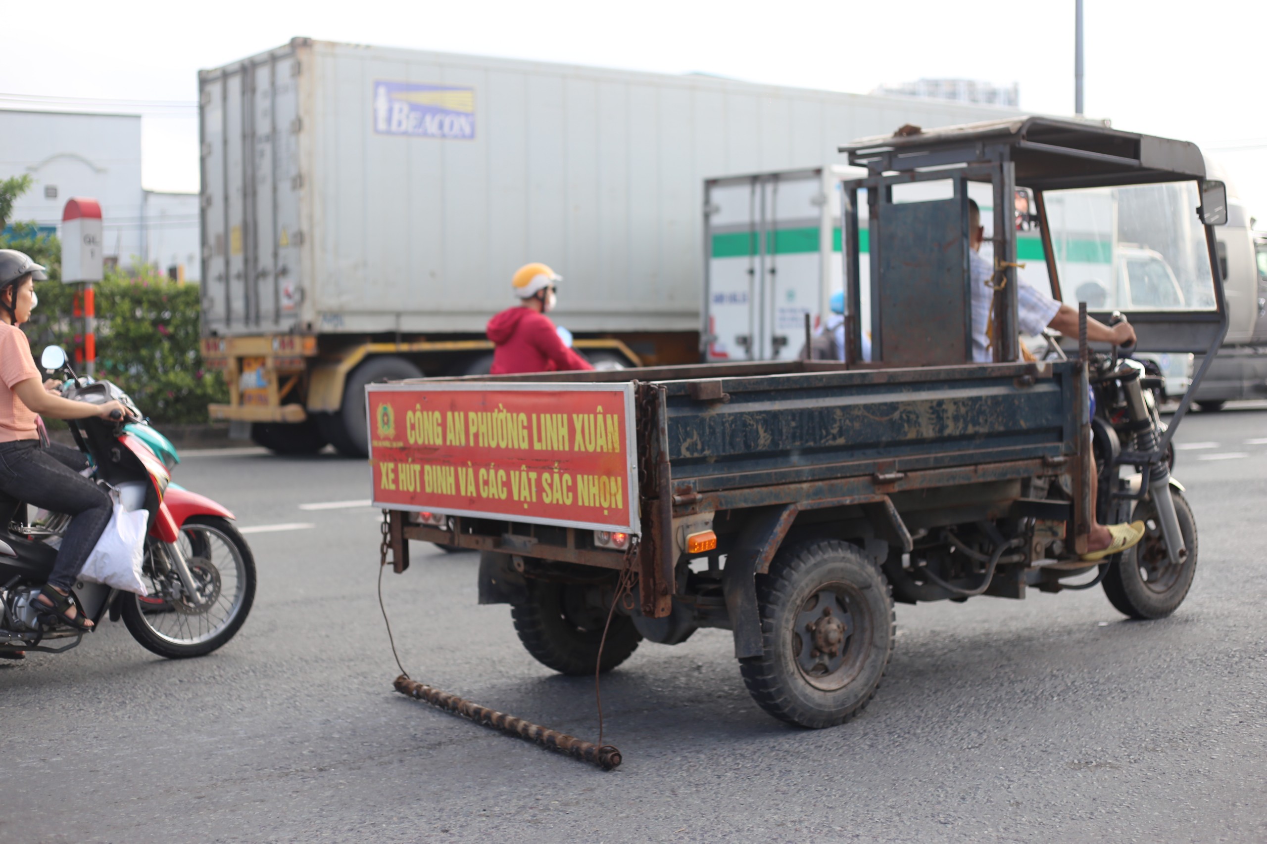 Nạn rải đinh tái diễn ở Thủ Đức, mỗi ngày người dân gom cả ký đinh, chẳng lẽ chịu thua- Ảnh 10.