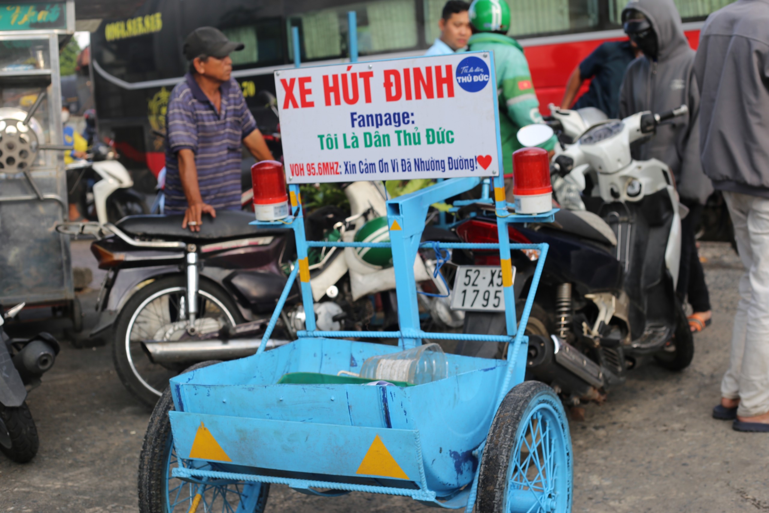 Nạn rải đinh tái diễn ở Thủ Đức, mỗi ngày người dân gom cả ký đinh, chẳng lẽ chịu thua- Ảnh 3.