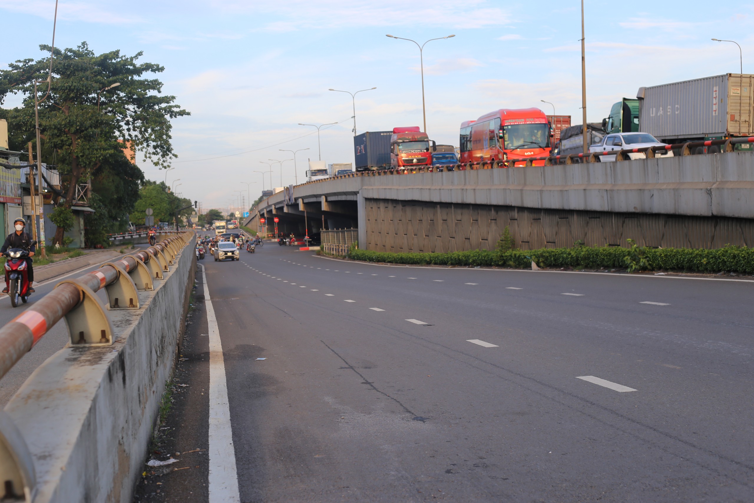 Nạn rải đinh tái diễn ở Thủ Đức, mỗi ngày người dân gom cả ký đinh, chẳng lẽ chịu thua- Ảnh 1.