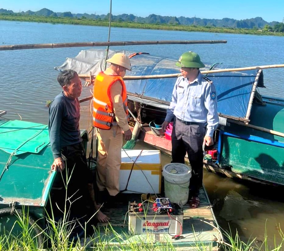 Trên sông Hoàng Long, ngành chức năng tỉnh Ninh Bình bắt quả tang 3 đối tượng kích điện bắt cá- Ảnh 2.