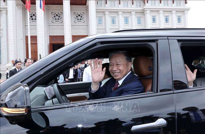 Chủ tịch nước Tô Lâm tặng quà và lái xe điện chở lãnh đạo Lào- Ảnh 4.