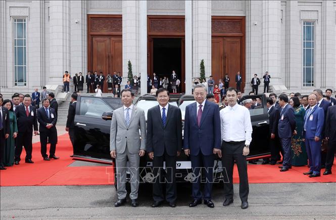 Chủ tịch nước Tô Lâm tặng quà và lái xe điện chở lãnh đạo Lào- Ảnh 3.