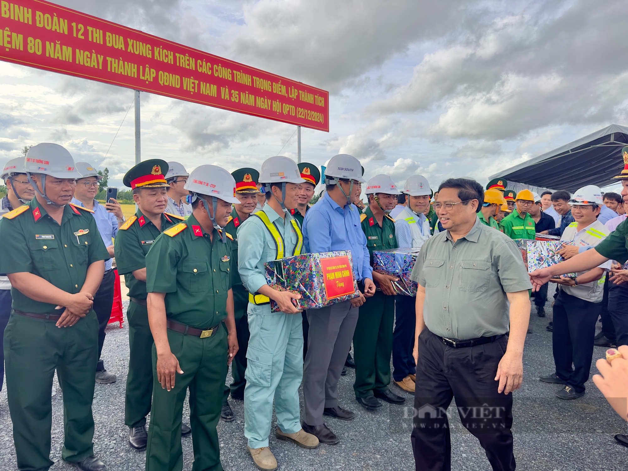 Thủ tướng Phạm Minh Chính thăm hỏi, động viên người dân trong vùng dự án cao tốc Cần Thơ - Cà Mau- Ảnh 1.