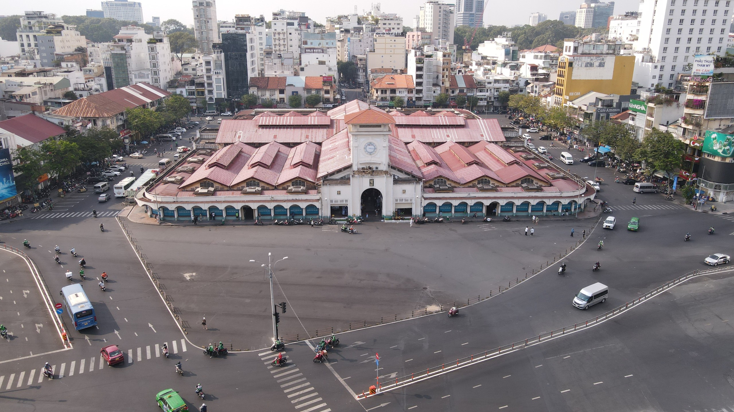 Mong chợ Bến Thành sớm được tu sửa, tiểu thương ngóng ngày chợ khoác áo mới     - Ảnh 1.