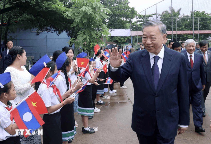 Chủ tịch nước Tô Lâm thăm, tặng quà Trường song ngữ Lào-Việt Nam- Ảnh 1.