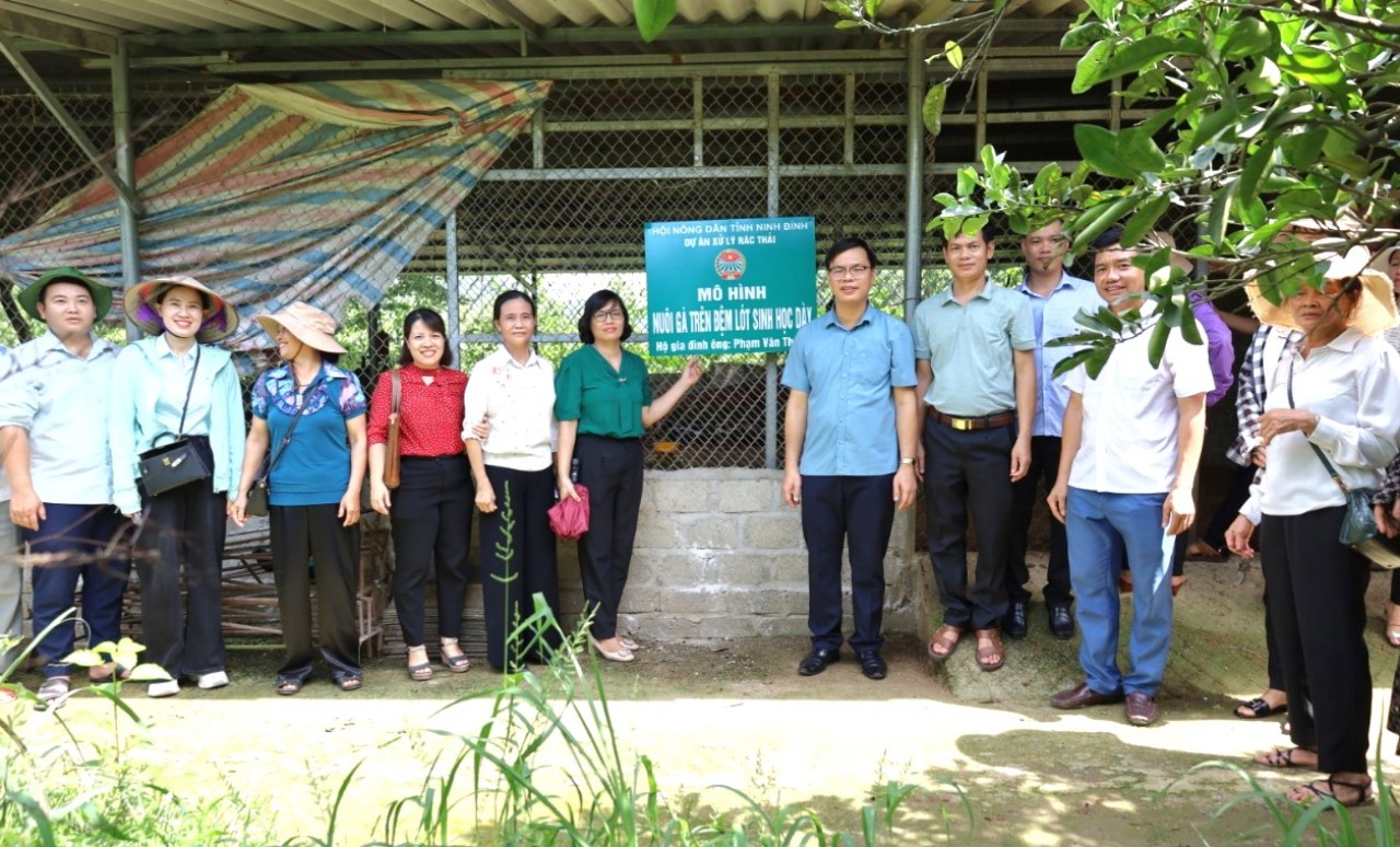 Hội Nông dân Ninh Bình tổ chức thăm quan mô hình xử lý rác thải hữu cơ tại huyện Gia Viễn- Ảnh 1.