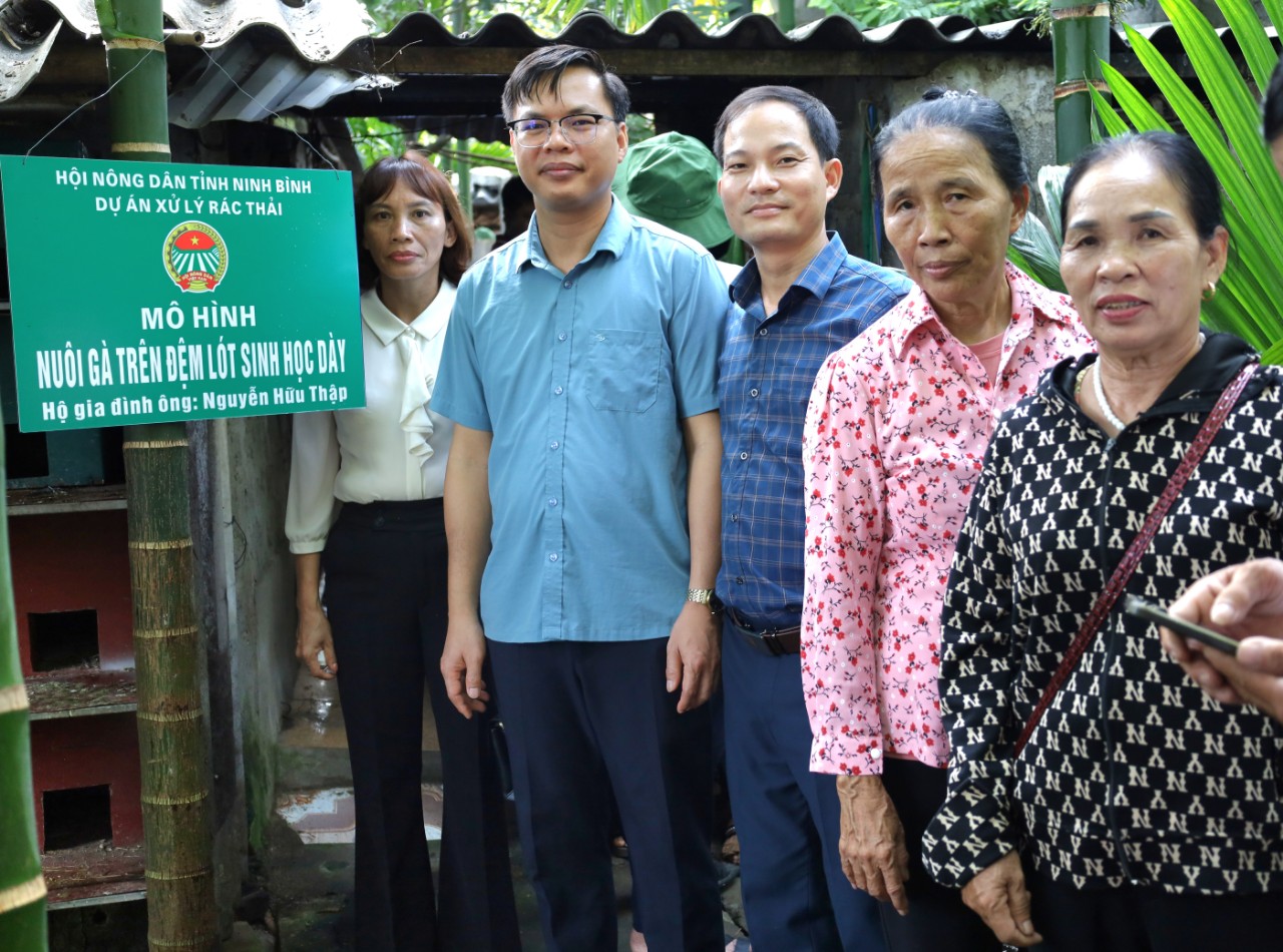 Hội Nông dân Ninh Bình tổ chức thăm quan mô hình xử lý rác thải hữu cơ tại huyện Gia Viễn- Ảnh 3.