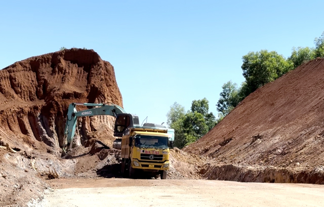 Quảng Ngãi: Huyện “lúng túng” trong giám sát lắp đặt, vận hành trạm cân tại các mỏ đất, cát
- Ảnh 6.