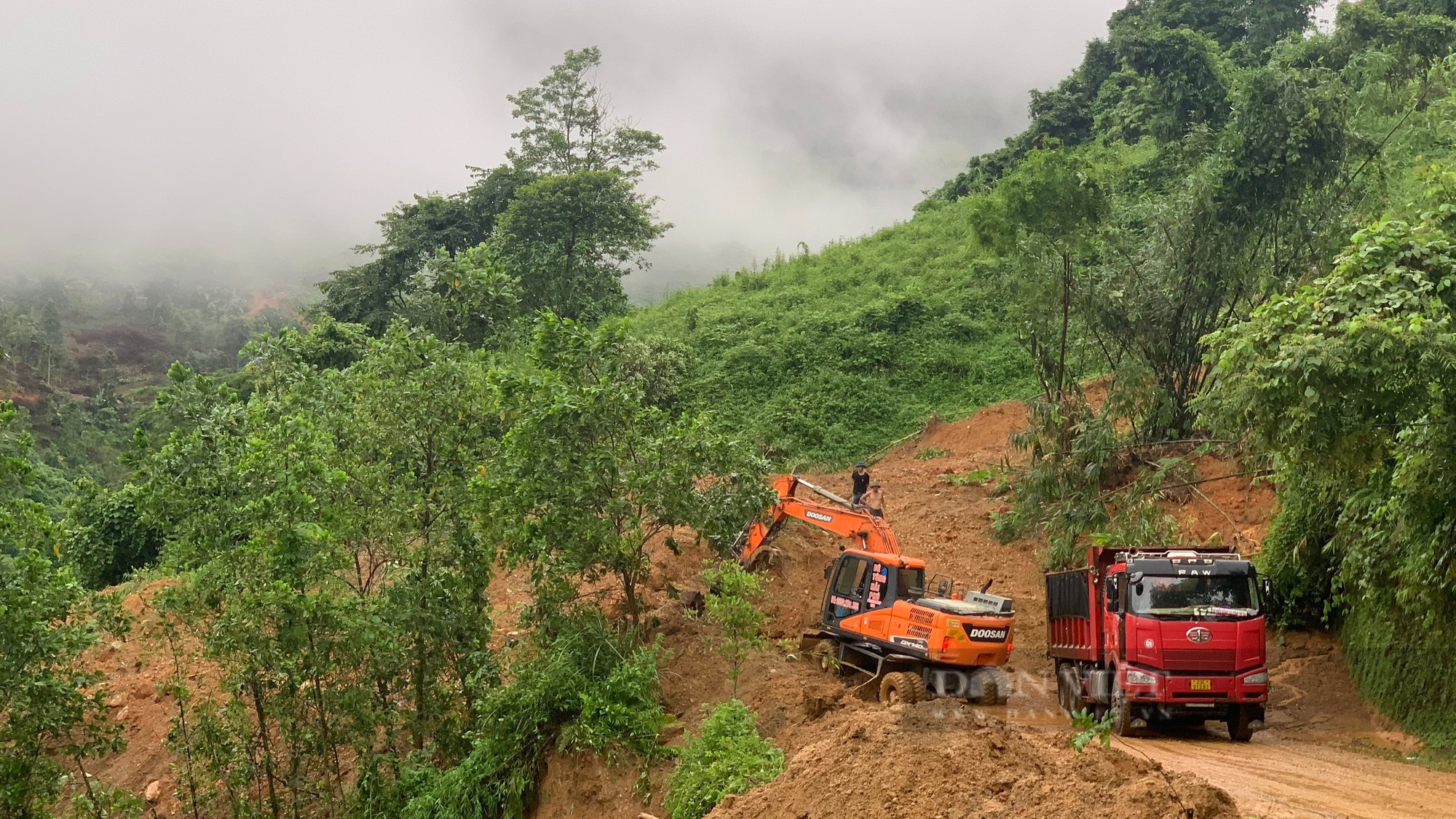 Sạt lở đất ở Hà Giang vùi lấp xe khách 16 chỗ: Hình ảnh cứu hộ mới nhất từ hiện trường- Ảnh 7.