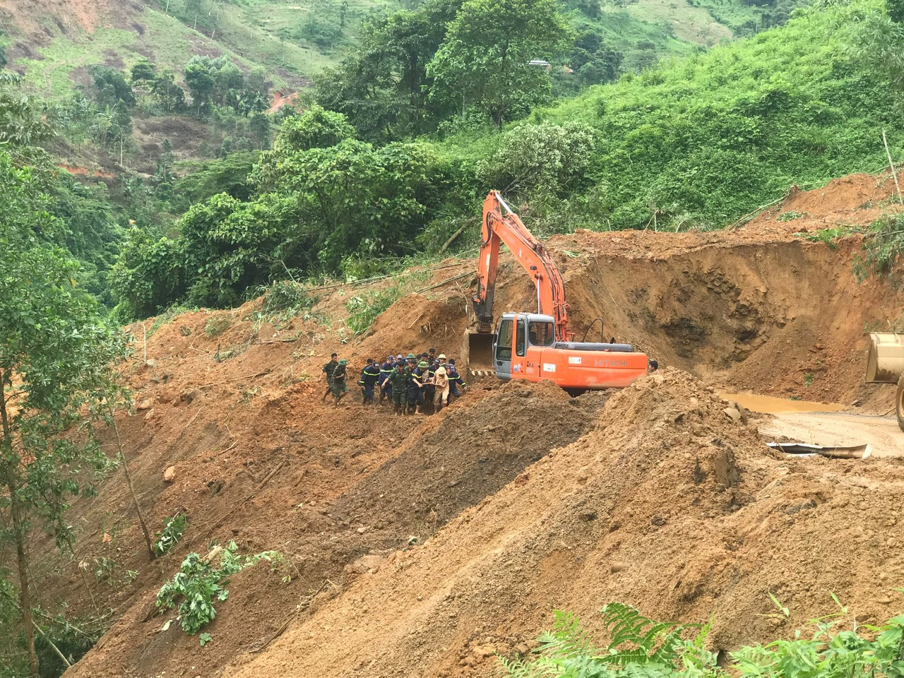 Sạt lở đất vùi lấp xe khách ở Hà Giang: Thủ tướng thăm hỏi, chia buồn và chỉ đạo khẩn- Ảnh 1.