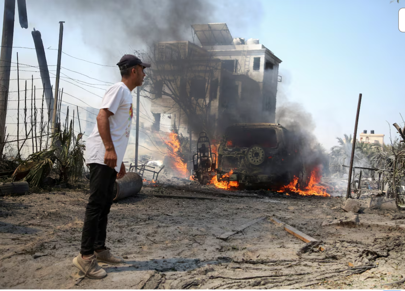 Israel không kích "vùng an toàn" ở  nam Gaza, hơn 70 người Palestine thiệt mạng- Ảnh 1.