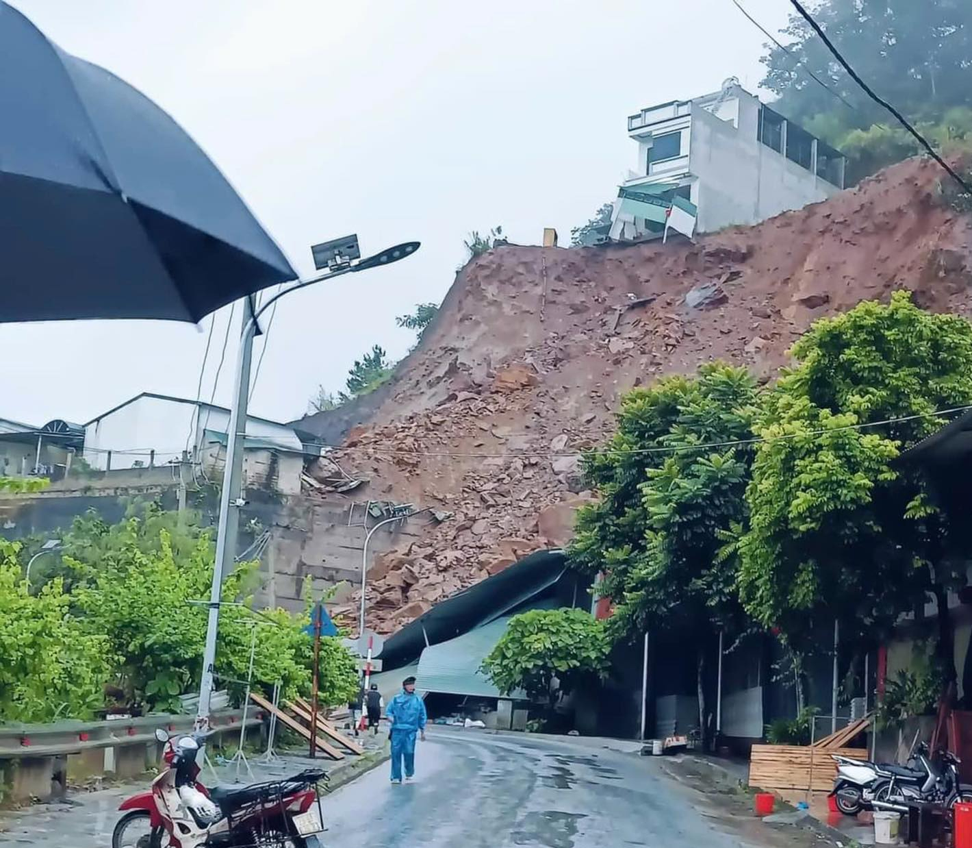 Hà Giang: Sạt lở đất đá vùi nhà kho, đe dọa nhà dân ở Cốc Pài - Xín Mần, khẩn cấp di dời người dân- Ảnh 1.