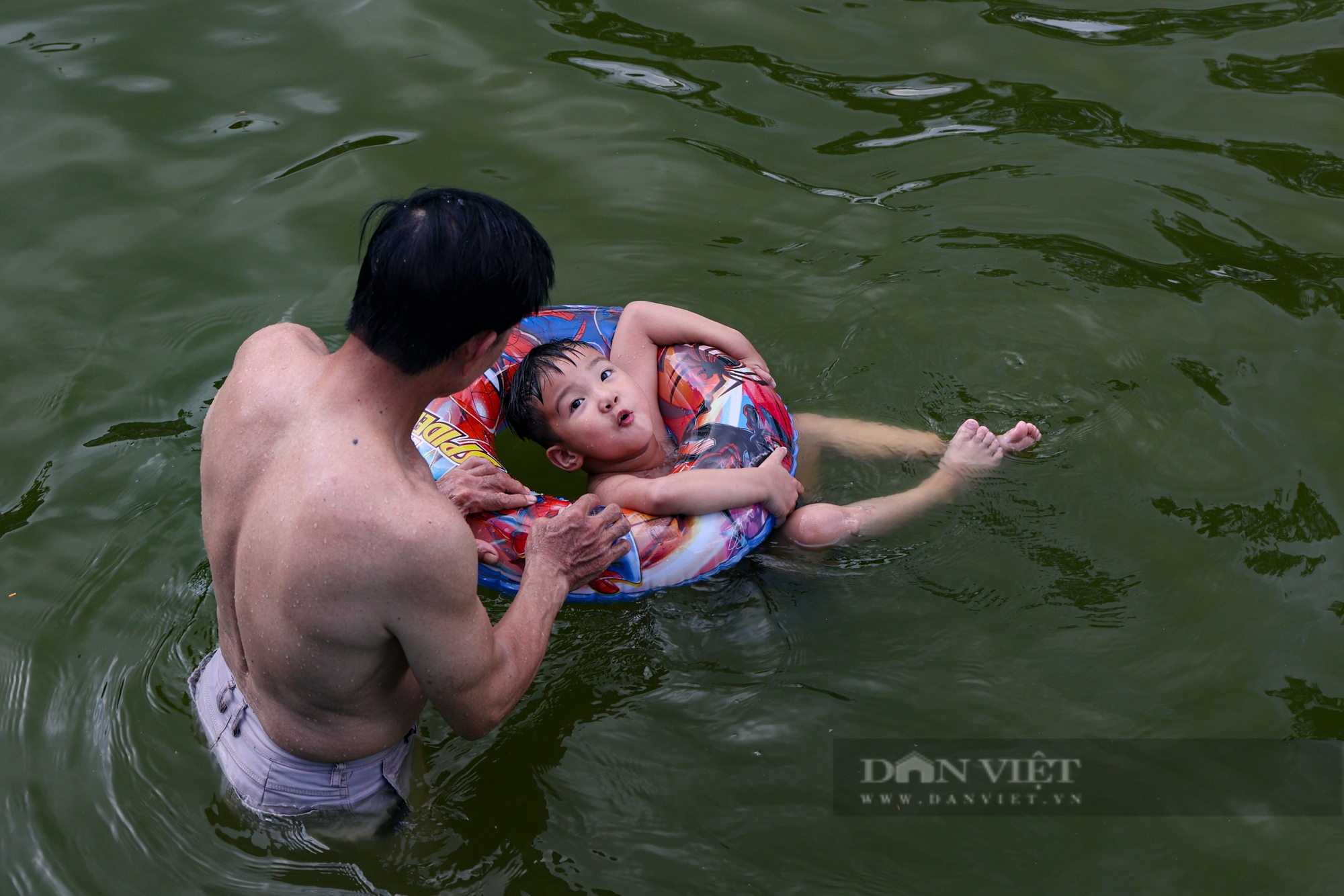 Dân làng tại Hà Nội thi nhau giải nhiệt tại bể bơi khổng lồ được cải tạo từ ao tù rất ô nhiễm- Ảnh 8.