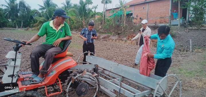 Sáng chế máy sạ hàng 3 trong 1 chạy vèo vèo, anh nông dân Long An khiến cả làng phục lăn- Ảnh 1.