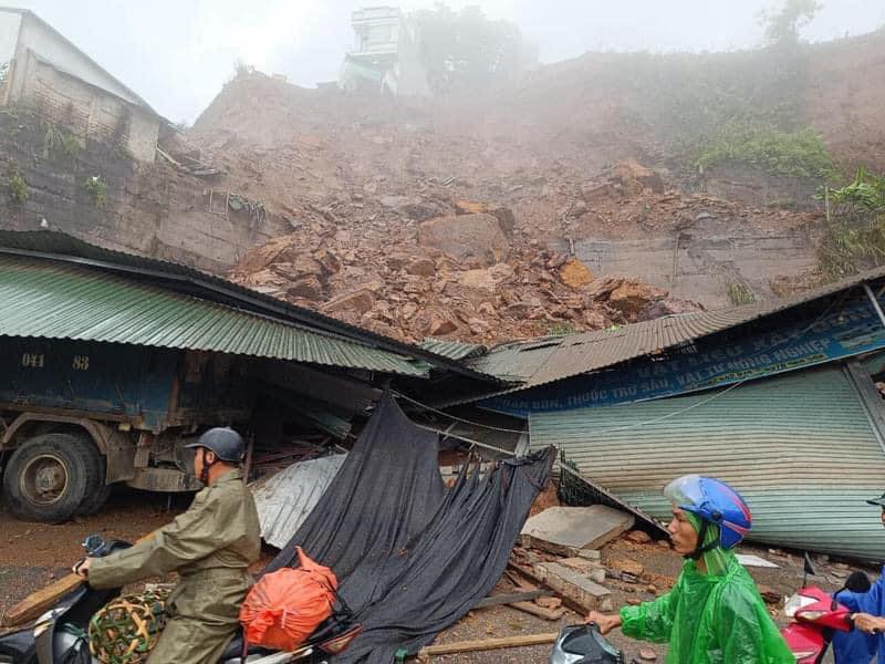 Hà Giang: Sạt lở đất đá vùi nhà kho, đe dọa nhà dân ở Cốc Pài - Xín Mần, khẩn cấp di dời người dân- Ảnh 3.