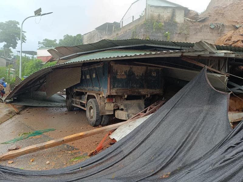 Hà Giang: Sạt lở đất đá vùi nhà kho, đe dọa nhà dân ở Cốc Pài - Xín Mần, khẩn cấp di dời người dân- Ảnh 2.