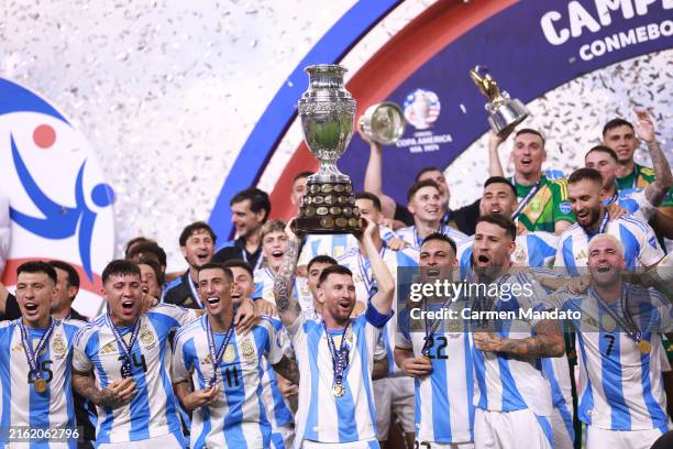 Nhìn lại trận đấu chung kết Copa America 2024 giữa Argentina và Colombia với kết quả 1-0. Nước mắt Messi khi chấn thương và niềm vui vỡ òa ở hiệp phụ khi Argentina giành chức vô địch. Phân tích chi tiết và những khoảnh khắc đáng nhớ của trận đấu.