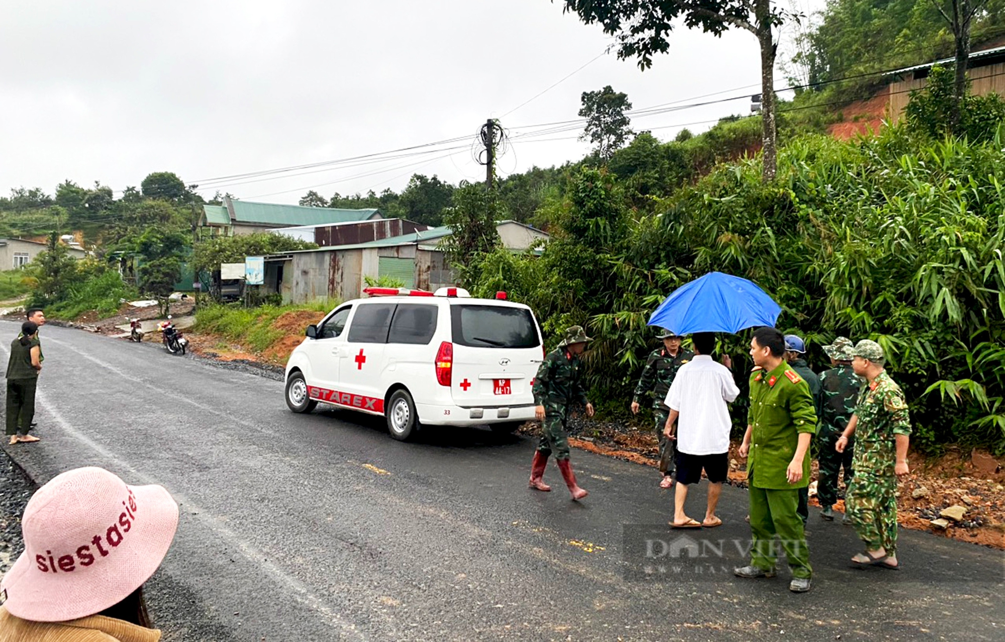 Vụ sạt lở đất vùi lấp căn nhà khiến một người tử vong: Cả hai vợ chồng đều là giáo viên- Ảnh 6.