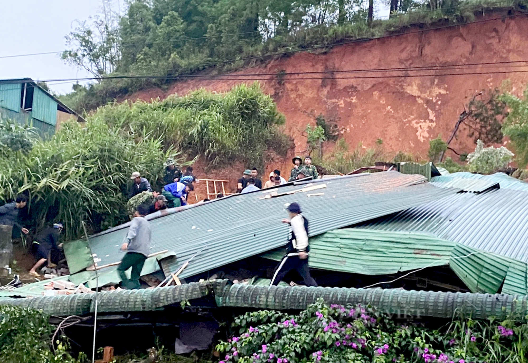 Vụ sạt lở đất vùi lấp căn nhà khiến một người tử vong: Cả hai vợ chồng đều là giáo viên- Ảnh 8.