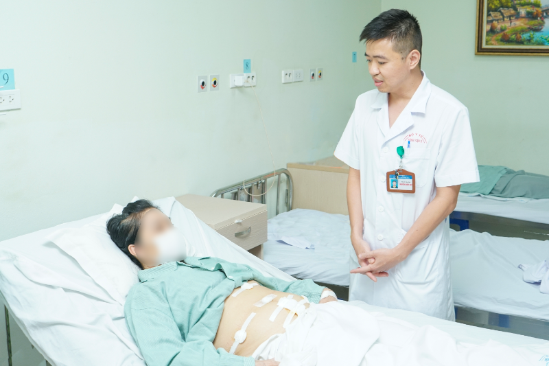 Thủng trực tràng nguy hiểm vì dị vật dài 7cm mà "nhà nào cũng có"- Ảnh 2.