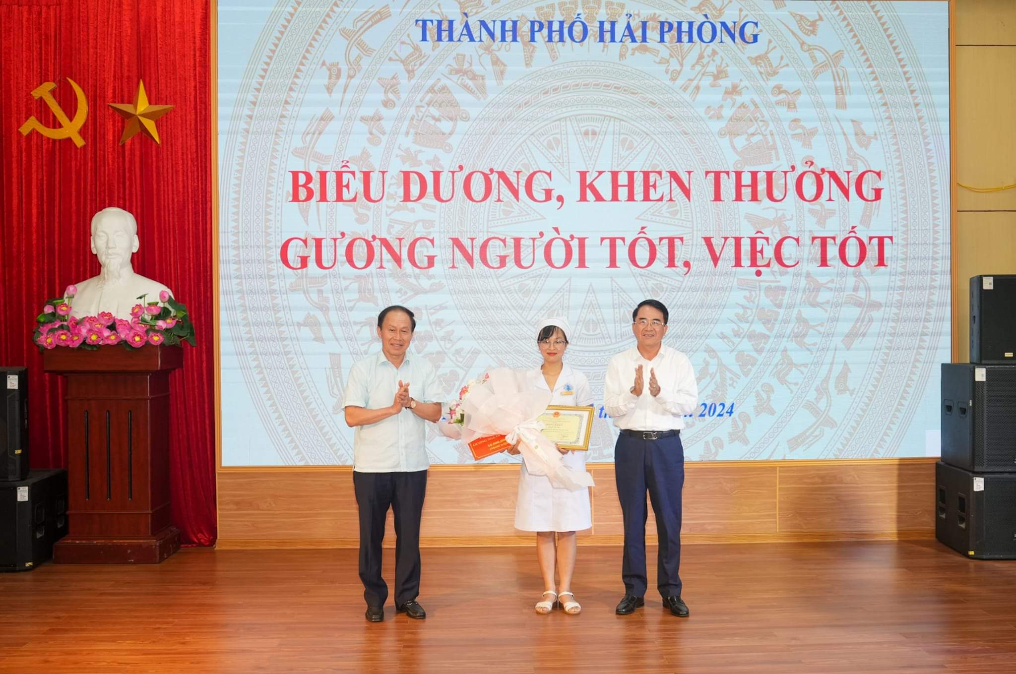 Khen thưởng nữ điều dưỡng ở Hải Phòng cấp cứu em bé trên xe taxi- Ảnh 1.