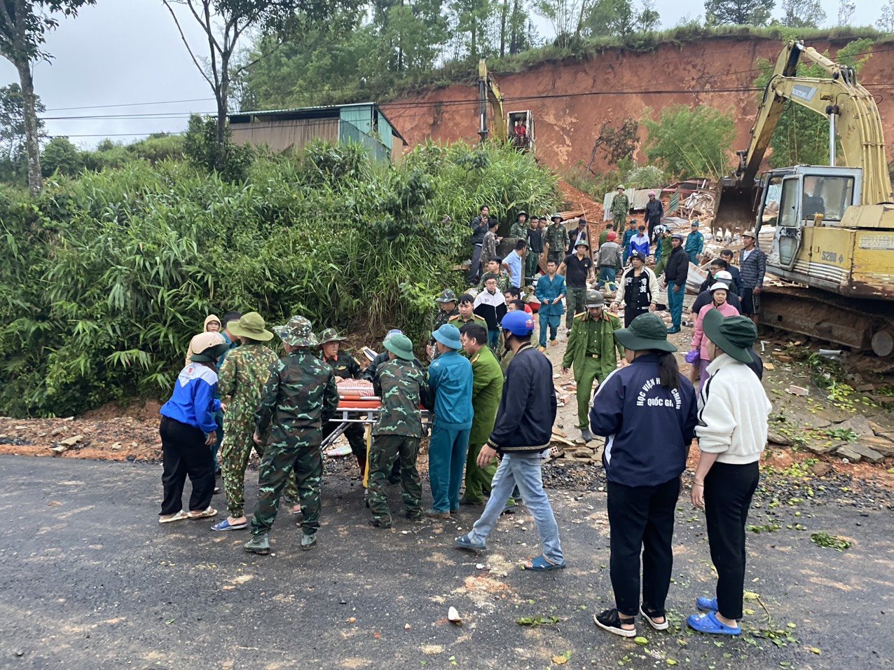 Sạt lở đất vùi lấp căn nhà làm một giáo viên tại Lâm Đồng tử vong thương tâm- Ảnh 2.