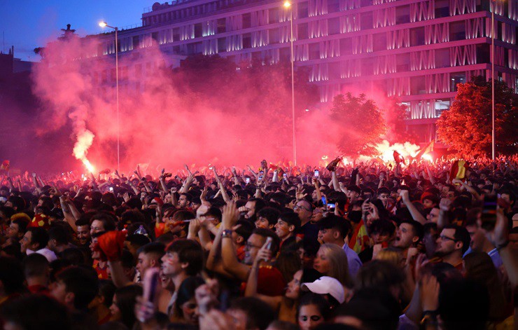 Tây Ban Nha ăn mừng vô địch EURO 2024: Fan "Bò tót" đi bão, đốt pháo sáng- Ảnh 1.