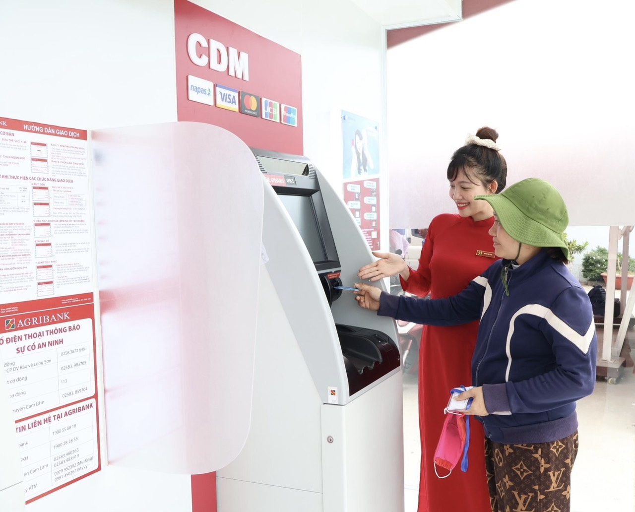  Agribank Chi nhánh huyện Cam Lâm trang bị máy CDM phục vụ người dân- Ảnh 1.