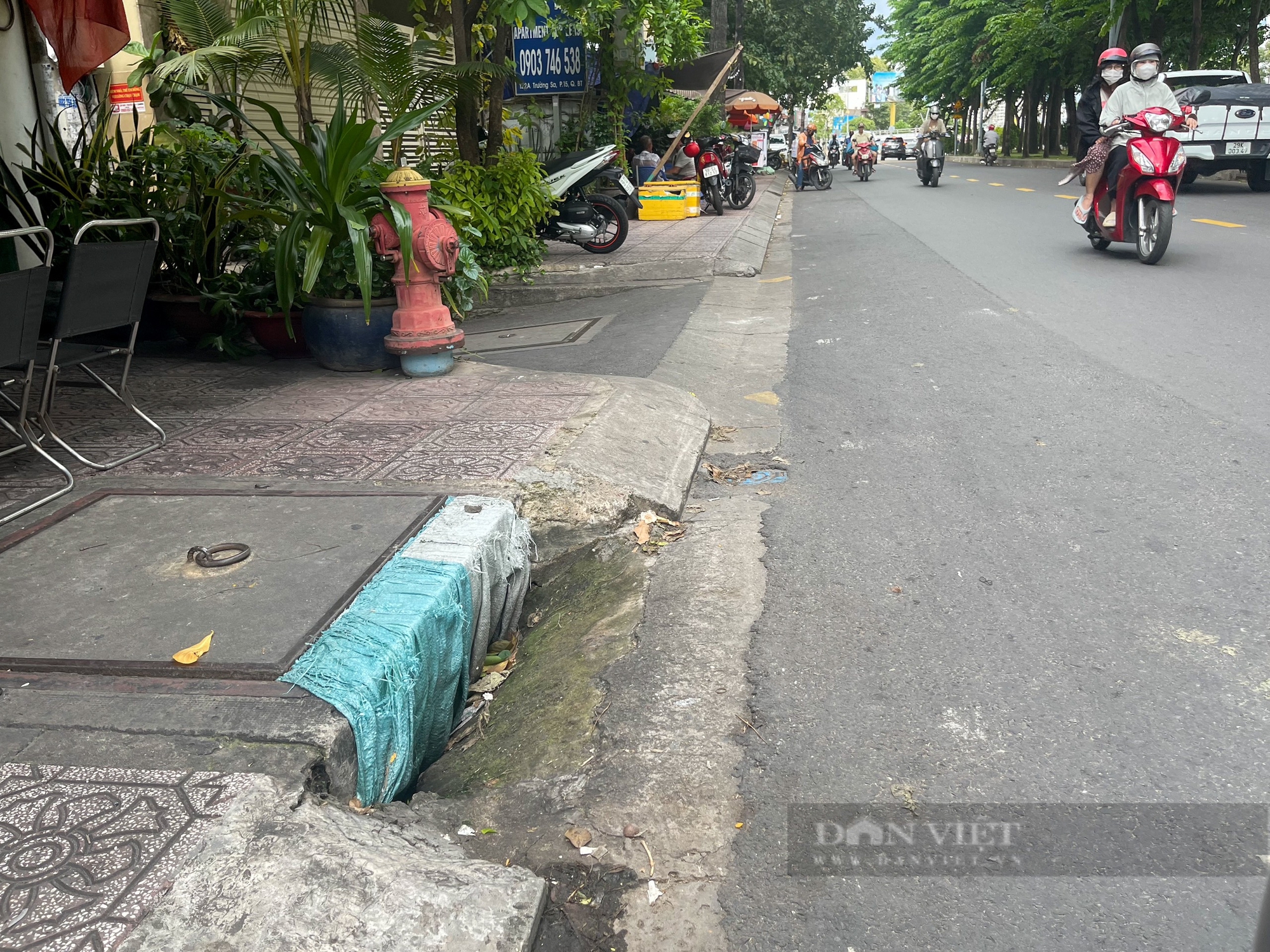 Người dân TP.HCM dùng ván, đá, bao tải làm lưới chắn rác- Ảnh 4.