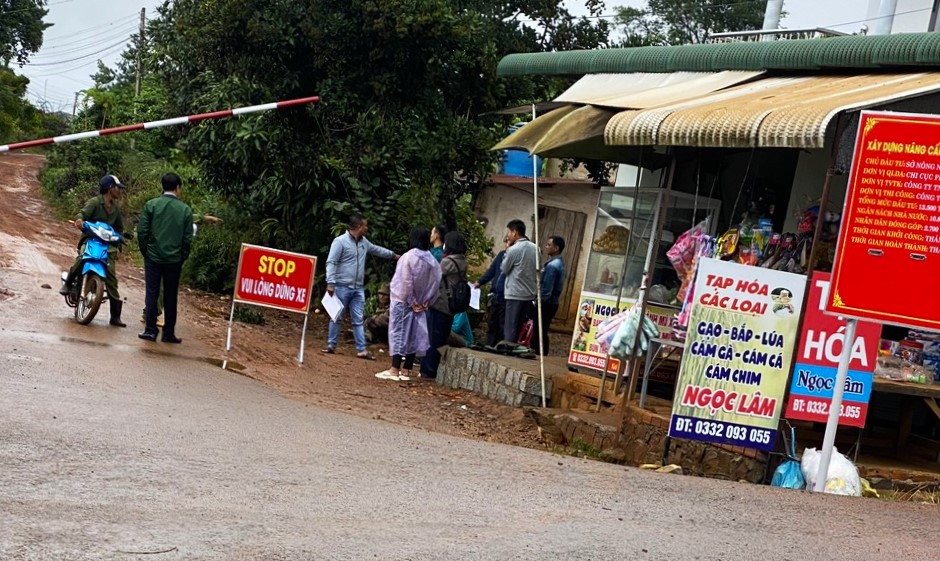 UBND xã Lộc Tân (Lâm Đồng) lập barie để thu tiền đối ứng làm đường của người dân- Ảnh 1.