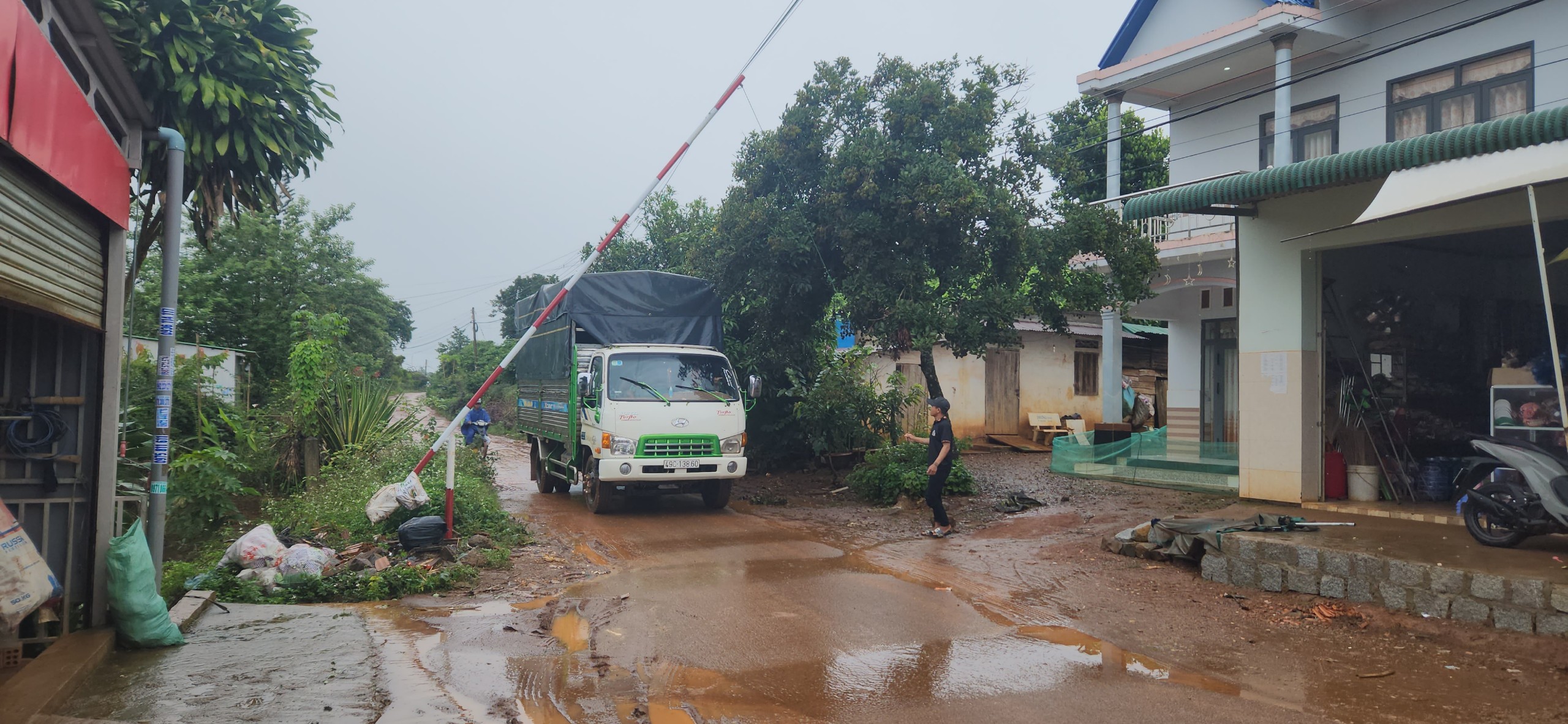 UBND xã Lộc Tân (Lâm Đồng) lập barie để thu tiền đối ứng làm đường của người dân- Ảnh 2.