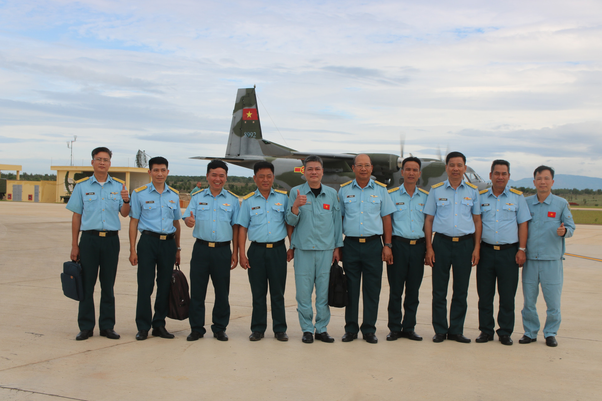 Chuyến bay quân sự đầu tiên hạ cánh xuống sân bay Phan Thiết, tỉnh Bình Thuận- Ảnh 2.