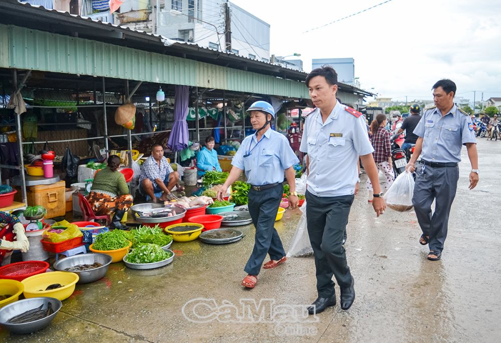 Cá lòng ròng, cá sặc, cá rô non vẫn bán đầy chợ, ngành chức năng Cà Mau thu giữ rồi thả về tự nhiên - Ảnh 1.