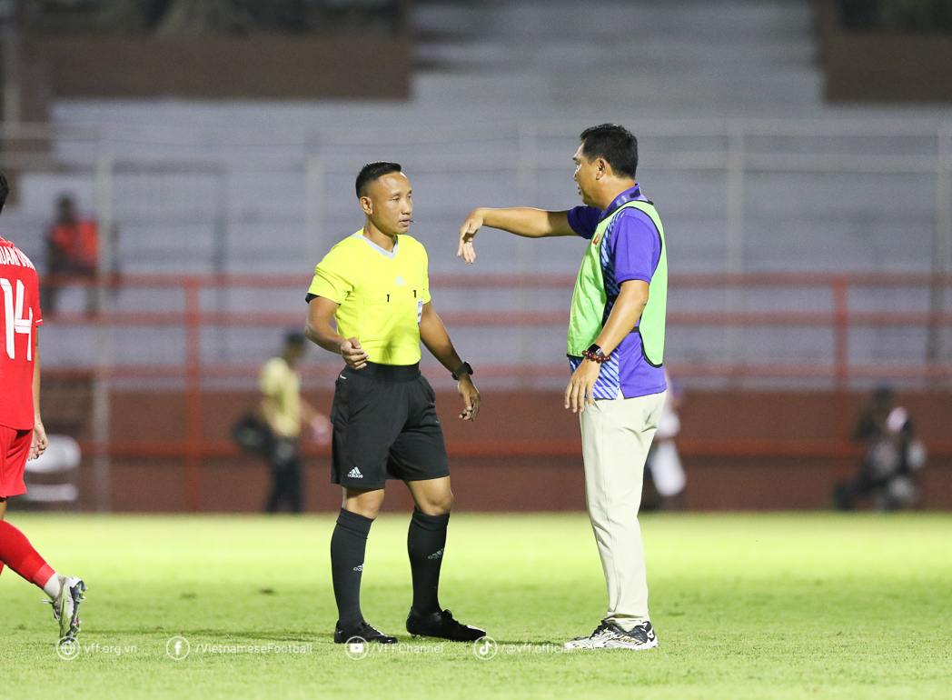 HLV Hứa Hiền Vinh (U19 Việt Nam): "Trọng tài mắc sai sót là chuyện bình thường trong bóng đá"- Ảnh 2.