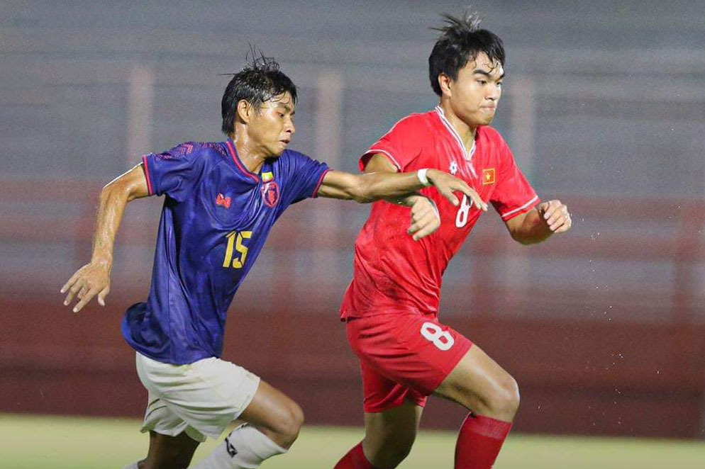 CĐV Myanmar vui mừng khi đội nhà cầm hoà U19 Việt Nam- Ảnh 1.