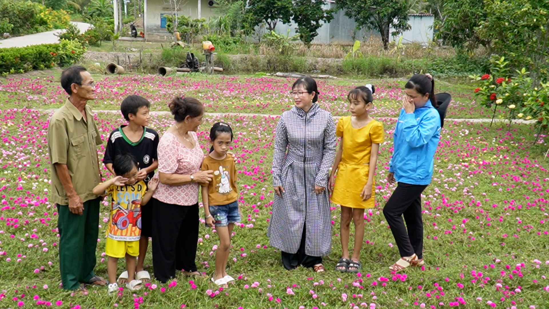 Mê mẫn với cánh đồng hoa mười giờ rộng hàng nghìn m2 là nơi “sống ảo” của người dân Cà Mau- Ảnh 11.