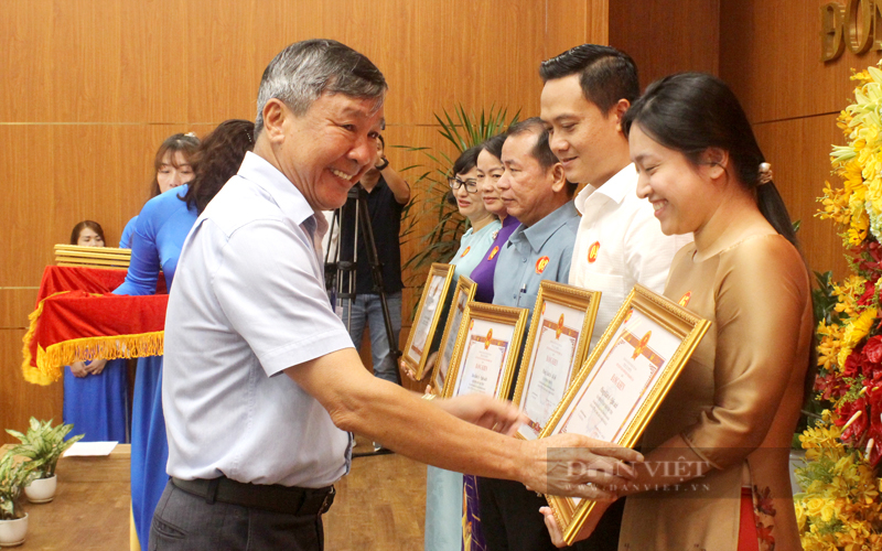 Ông Hồ Thanh Sơn – Phó Bí Thư Thường Trực Tỉnh Ủy Đồng Nai tặng bằng khen cho các cá nhân, tập thể có thành tích trong việc triển khai tín dụng chính sách xã hội trên địa bàn tỉnh. Ảnh: Nguyên Vỹ