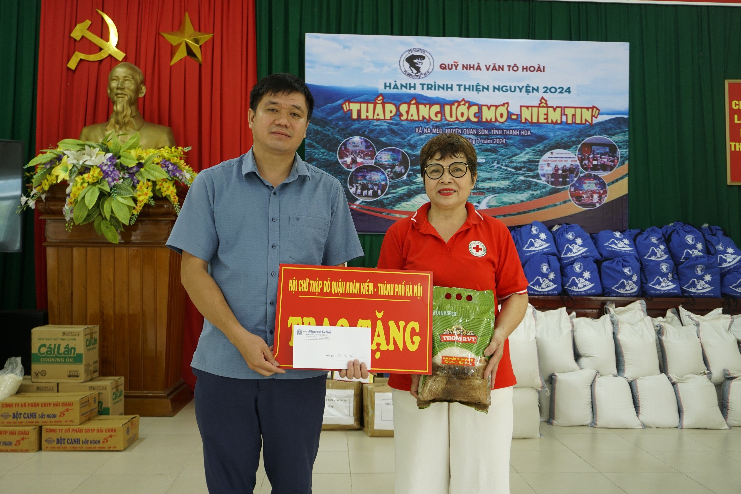 Quỹ nhà văn Tô Hoài tặng quà cho các gia đình có công với cách mạng tại xã Na Mèo- Ảnh 3.