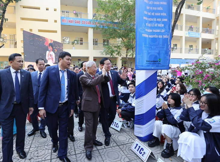 4 câu thơ đầy trăn trở của Tổng Bí thư Nguyễn Phú Trọng gửi gắm trường cũ Nguyễn Gia Thiều- Ảnh 2.