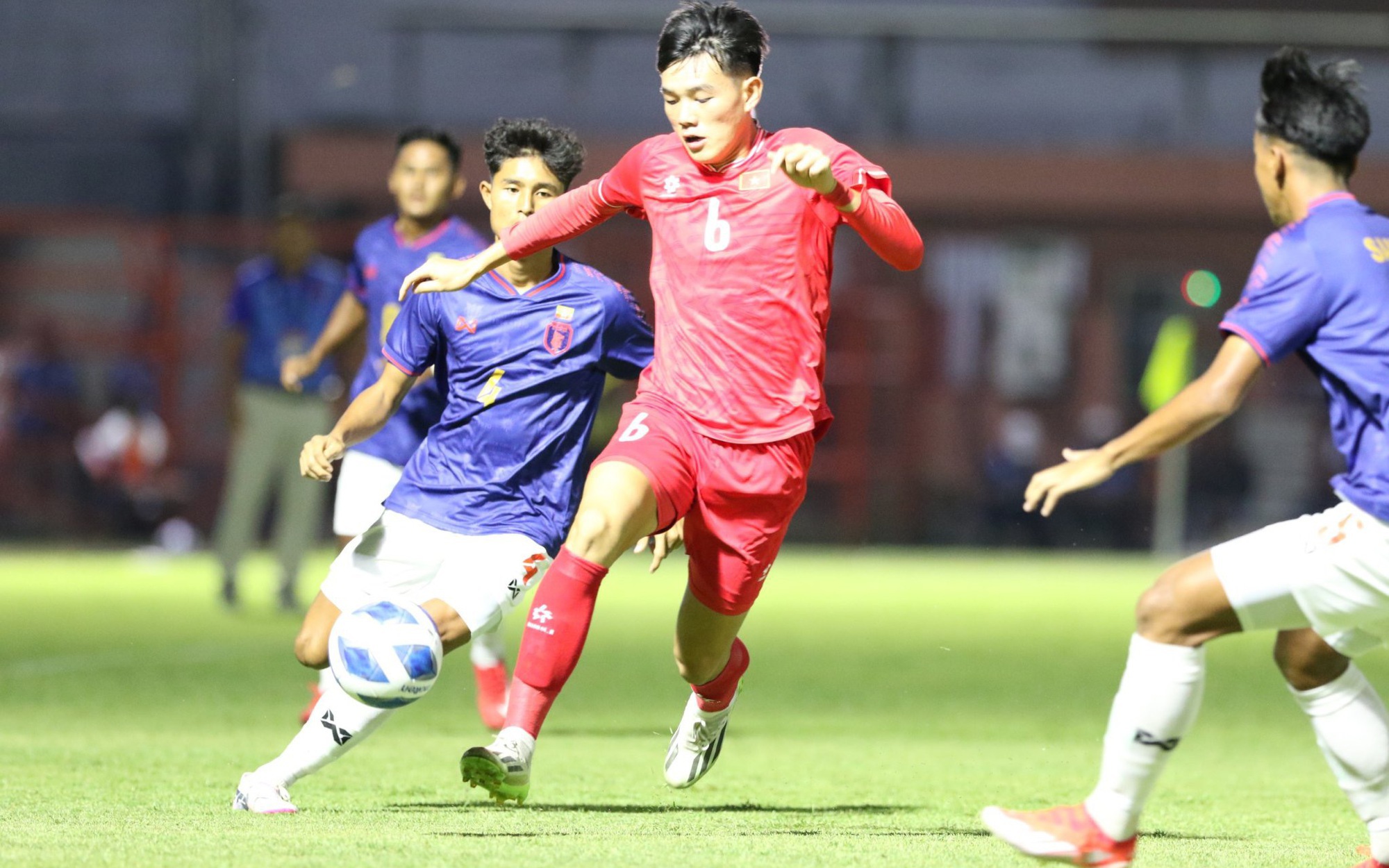 CĐV U19 Việt Nam thất vọng với chủ nhà Indonesia và trọng tài