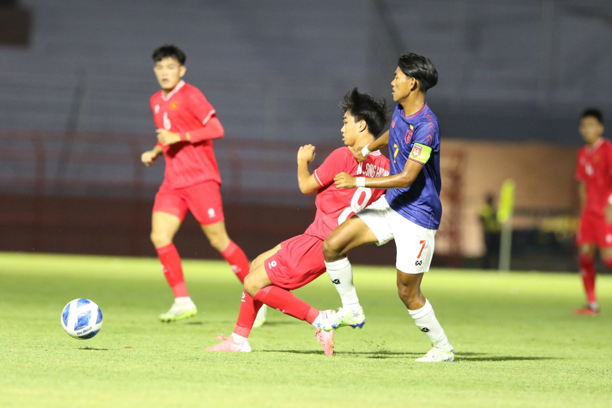 CĐV U19 Việt Nam nổi điên với chủ nhà Indonesia và trọng tài- Ảnh 1.