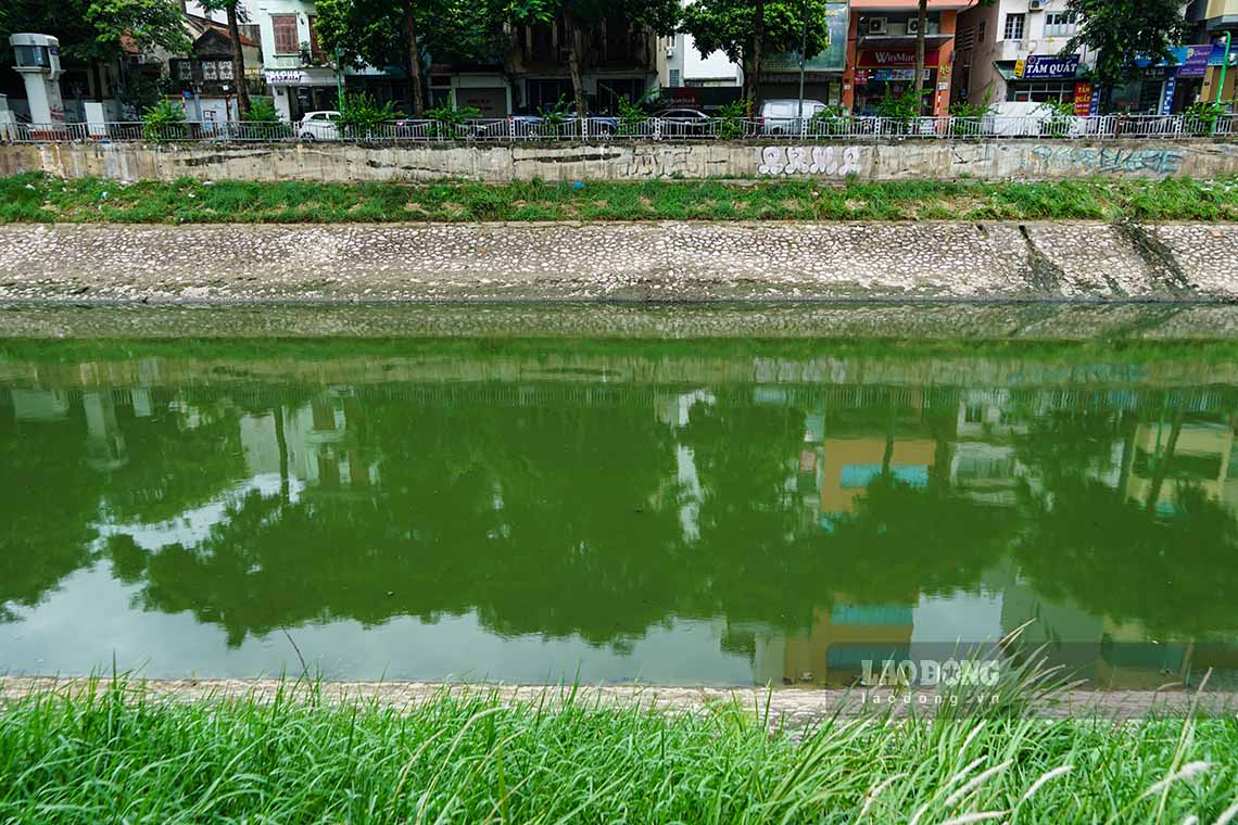 Nước sông Tô Lịch bất ngờ đổi màu xanh ngắt- Ảnh 5.