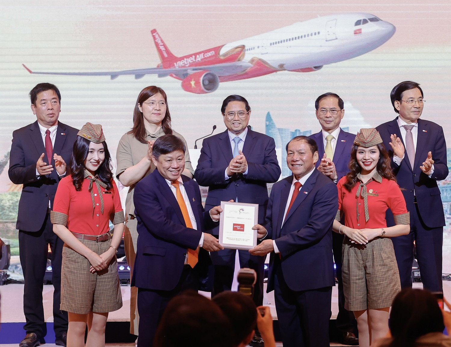 Dưới sự chứng kiến của Thủ tướng Phạm Minh Chính, Bộ trưởng Bộ VHTT&DL Nguyễn Văn Hùng trao tặng Kỷ niệm chương chúc mừng cho hành trình 10 năm kết nối giữa Việt Nam - Hàn Quốc của Vietjet.